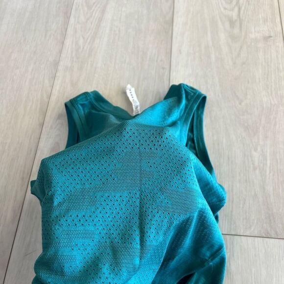 Lululemon women’s top size 2 - Picture 6 of 6